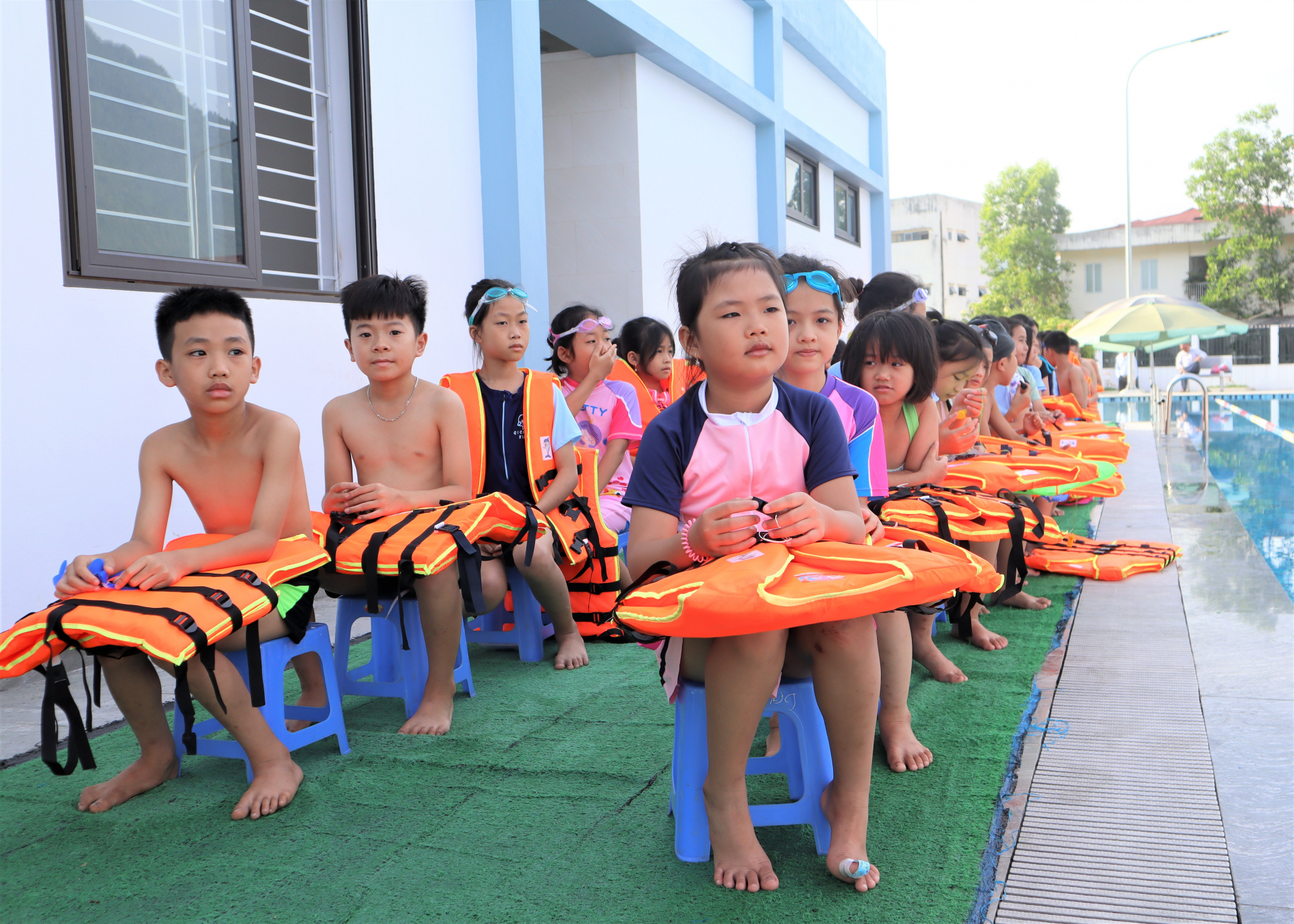 Các em thiếu nhi đã sẵn sàng tham gia lớp học bơi miễn phí