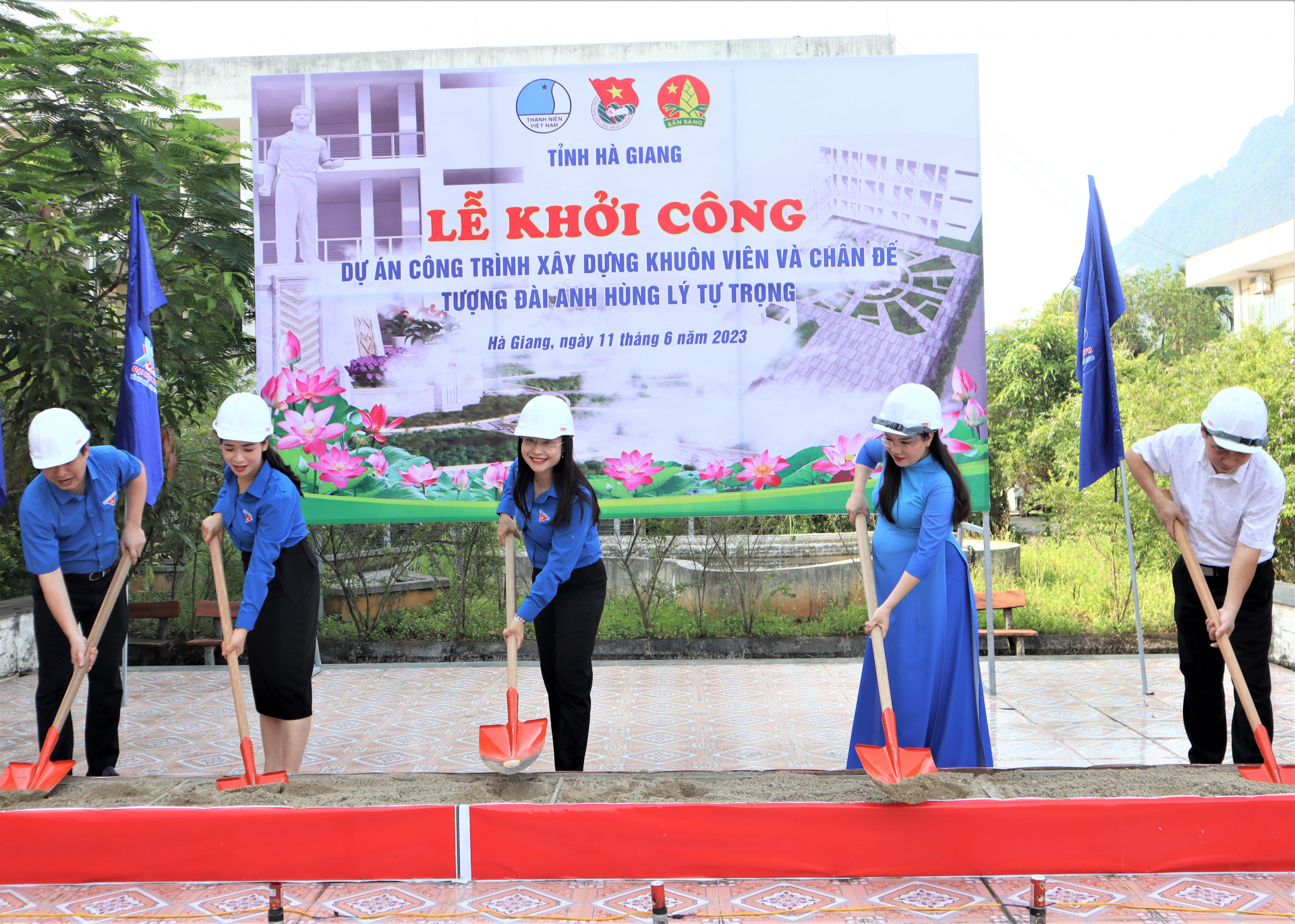 Đồng chí Nguyễn Phạm Duy Trang, Bí thư BCH Trung ương Đoàn, Chủ tịch Hội đồng Đội Trung ương và các đại biểu tham gia Lễ khởi công xây dựng khuôn viên và chân đế tượng đài Anh hùng Lý Tự Trọng