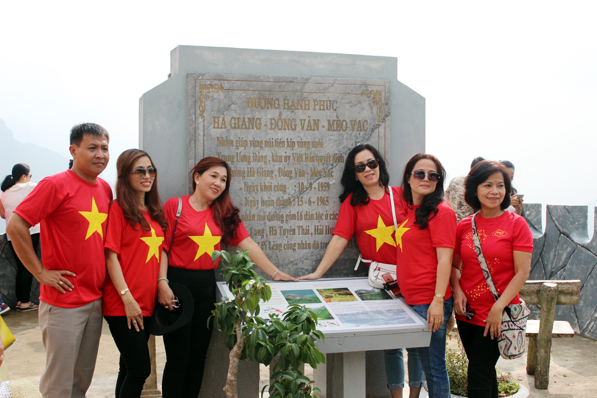 Chính trị ổn định là tiền đề để tỉnh Hà Giang phát triển kinh tế, văn hóa – xã hội. Trong ảnh: Đông đảo khách du lịch tham quan đèo Mã Pì Lèng