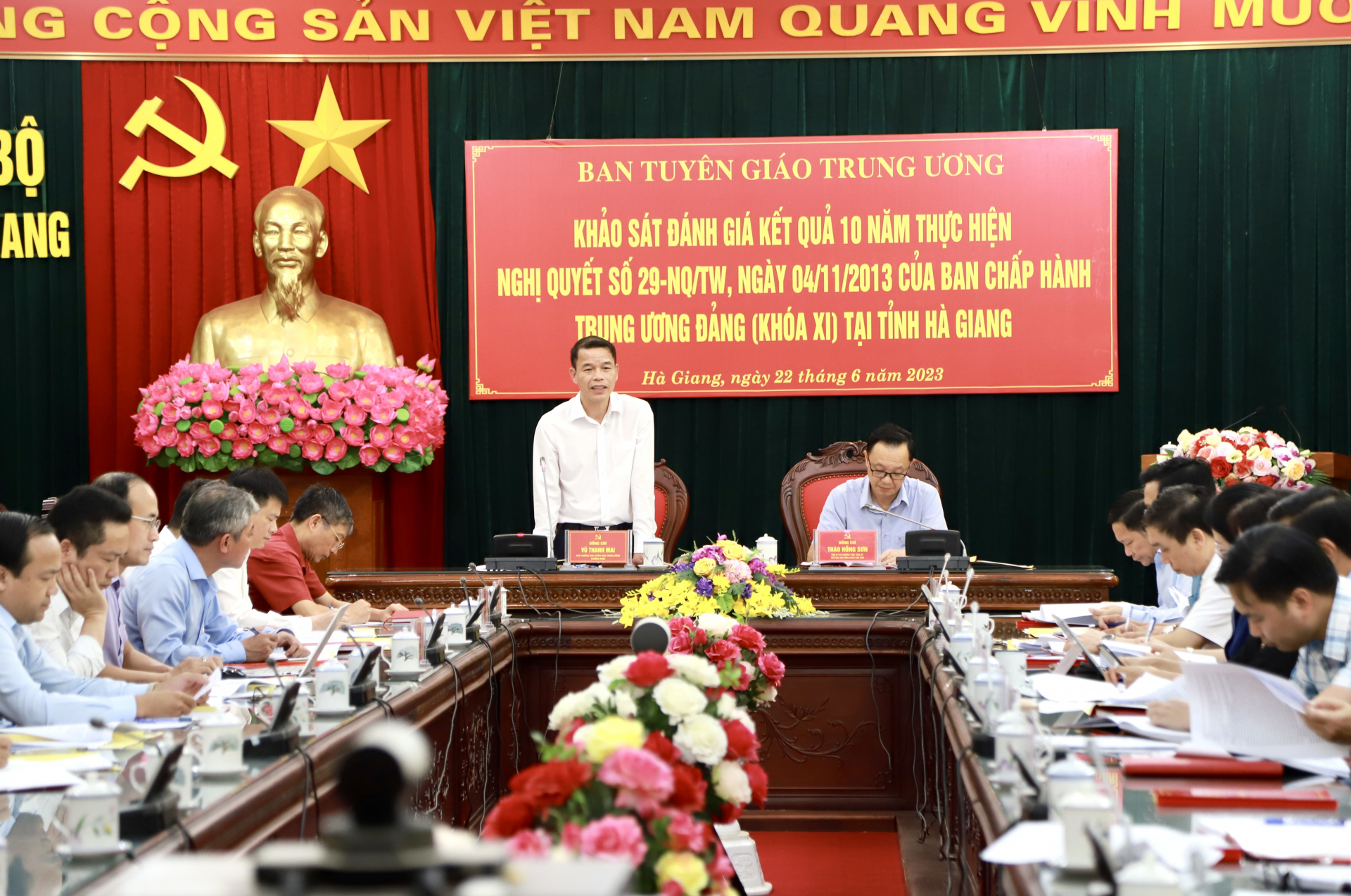 Đồng chí Vũ Thanh Mai, Phó trưởng ban Tuyên giáo T.Ư đánh giá cao kết quả tỉnh Hà Giang đạt được trong 10 năm thực hiện Nghị quyết 29 của BCH T.Ư Đảng (khóa XI).