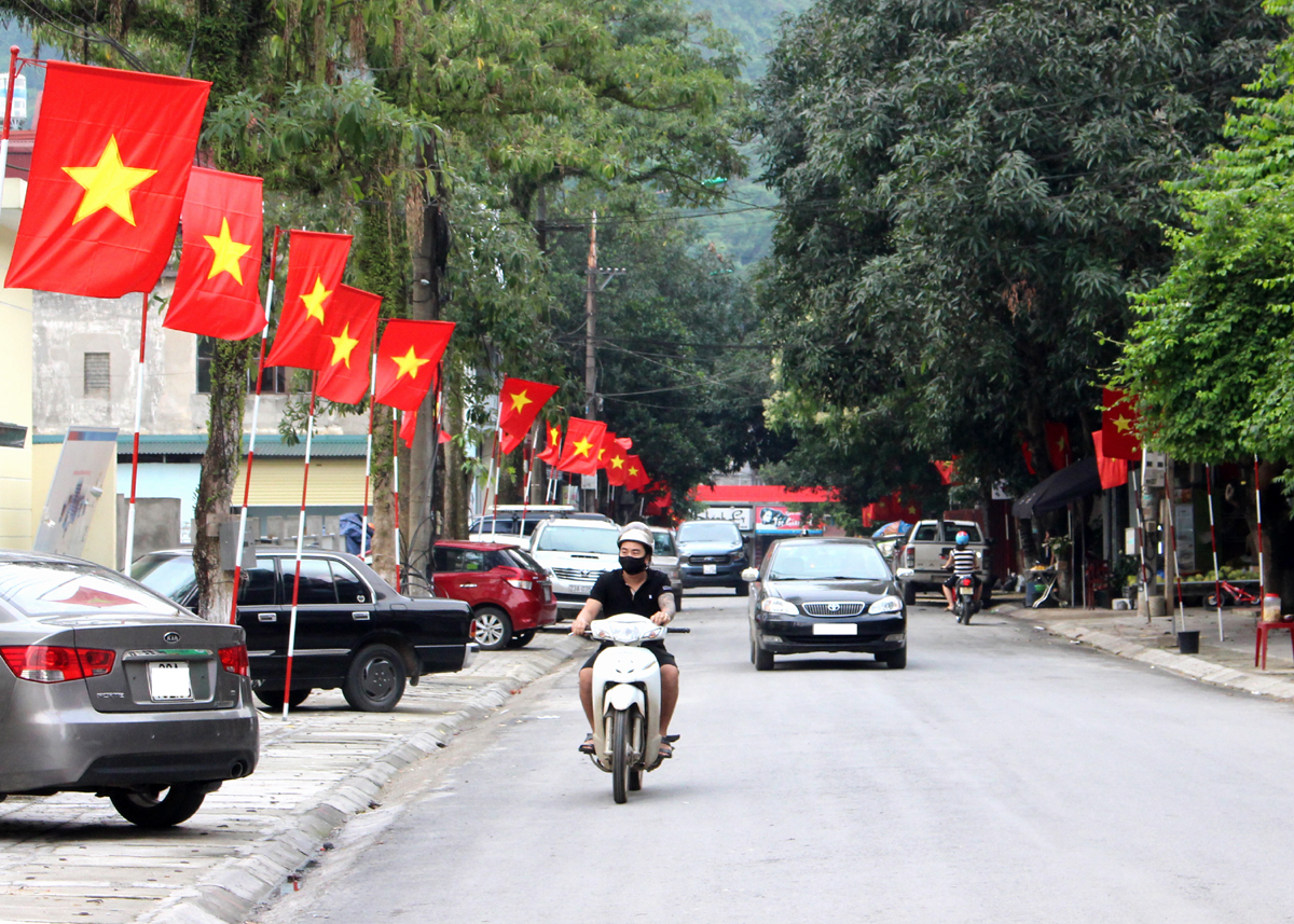 Rợp đỏ cờ Tổ quốc trong ngày Quốc khánh 2.9 tại đường Lâm Đồng, thành phố Hà Giang.