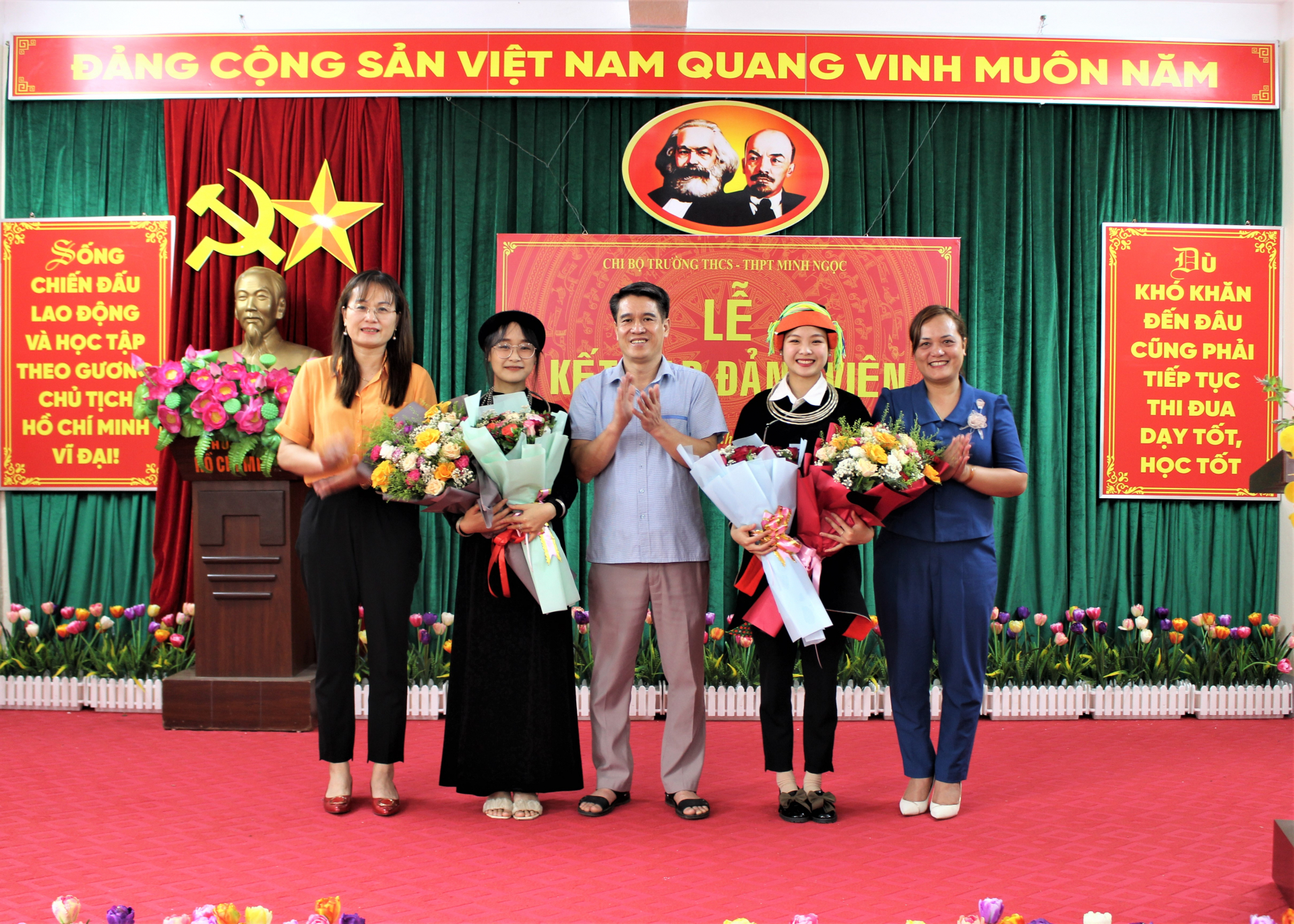 Lãnh đạo huyện Bắc Mê tặng hoa chúc mừng các quần chúng ưu tú là học sinh được kết nạp vào Đảng.