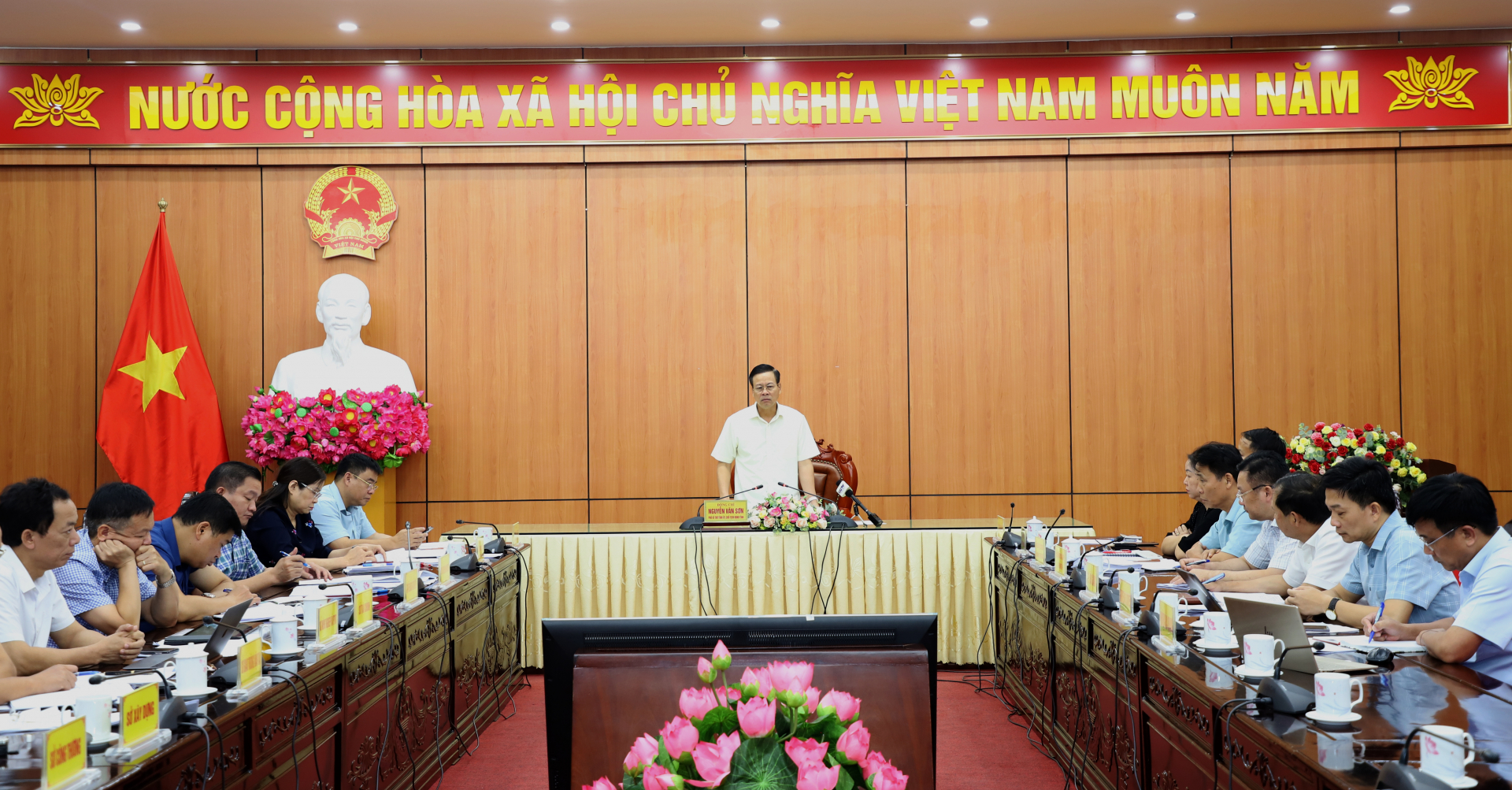 Chủ tịch UBND tỉnh Nguyễn Văn Sơn chủ trì buổi làm việc.