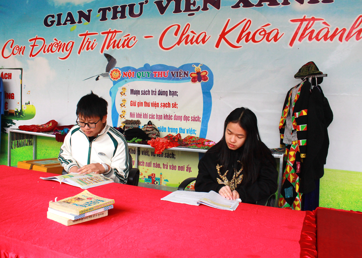 Ngoài học trên lớp, em Lương Hòa Hiếu và Hà Thị Quỳnh Châm, Trường THCS Đồng Văn (Đồng Văn) dành thời gian tự học tại thư viện nhà trường.
