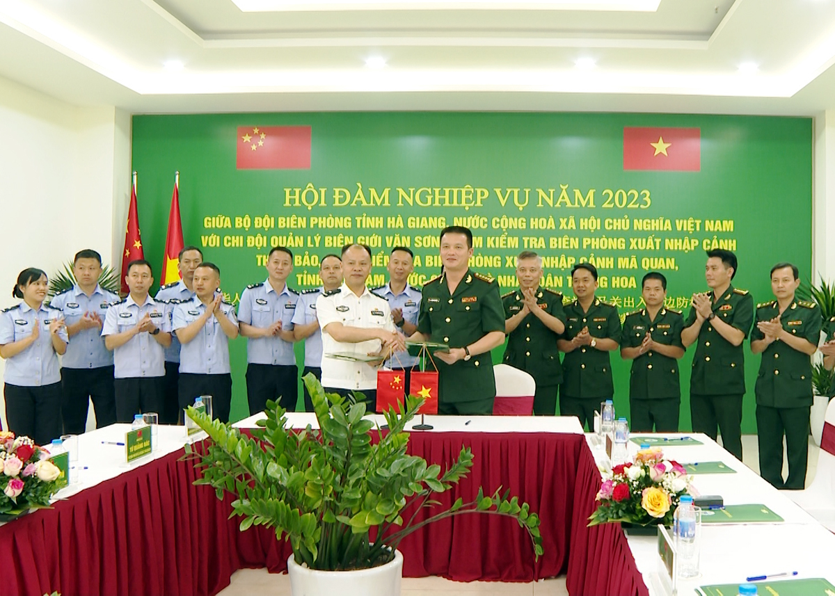 Đoàn đại biểu BĐBP Hà Giang và Chi đội quản lý biên giới Văn Sơn ký kết biên bản hội đàm.