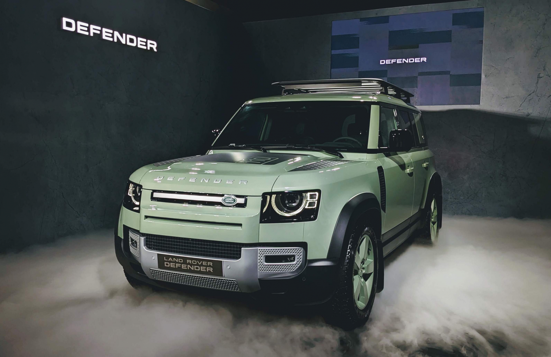 Chỉ có 5 chiếc Land Rover Defender 75th Limited Edition được bán cho khách Việt.