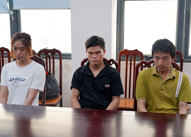Các đối tượng bị bắt tạm giam về hành vi tổ chức người khác nhập cảnh Việt Nam trái phép (từ trái qua phải: Vương Thị Hương, Vùi Phủ Xuẩn, Vi Văn Mai).