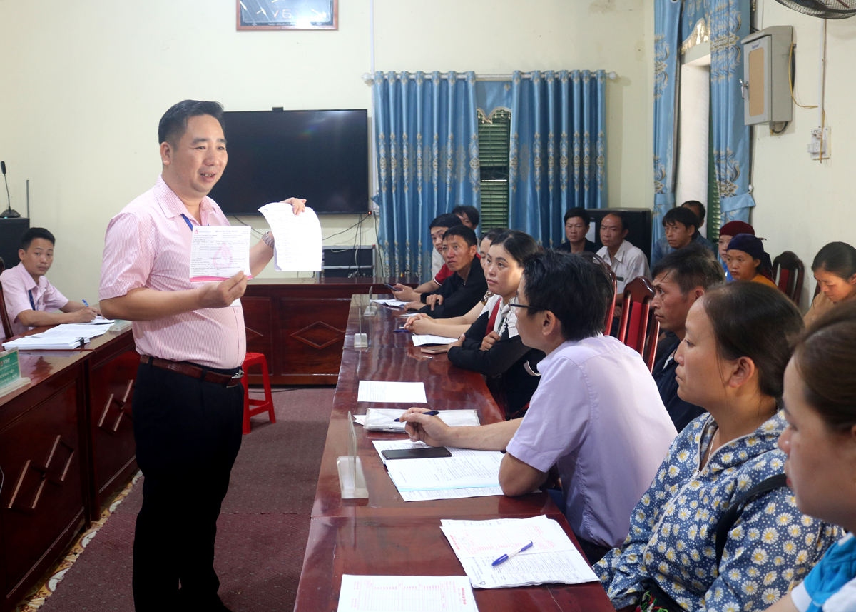 Lãnh đạo Phòng giao dịch Ngân hàng CSXH huyện Mèo Vạc kiểm tra công tác giải ngân tại cơ sở.