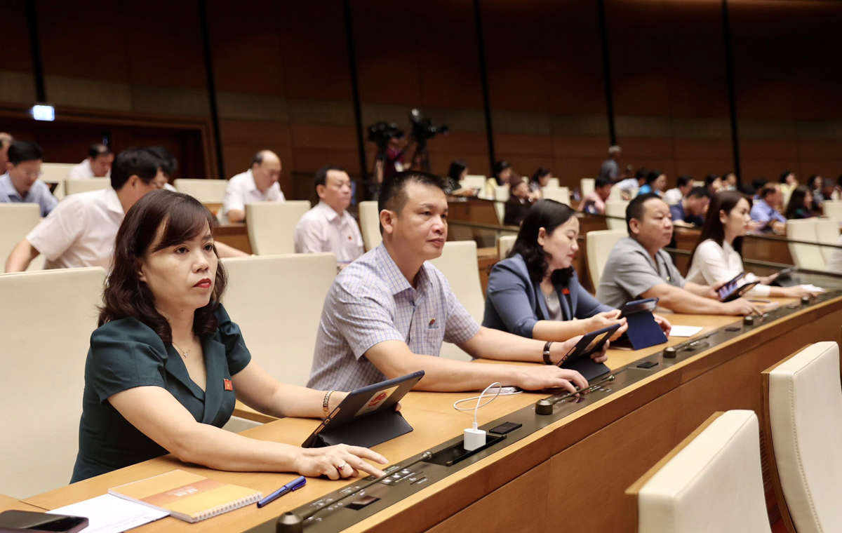 Đoàn ĐBQH tỉnh ta bấm nút biểu quyết các luật và nghị quyết tại phiên làm việc ngày 20.6
