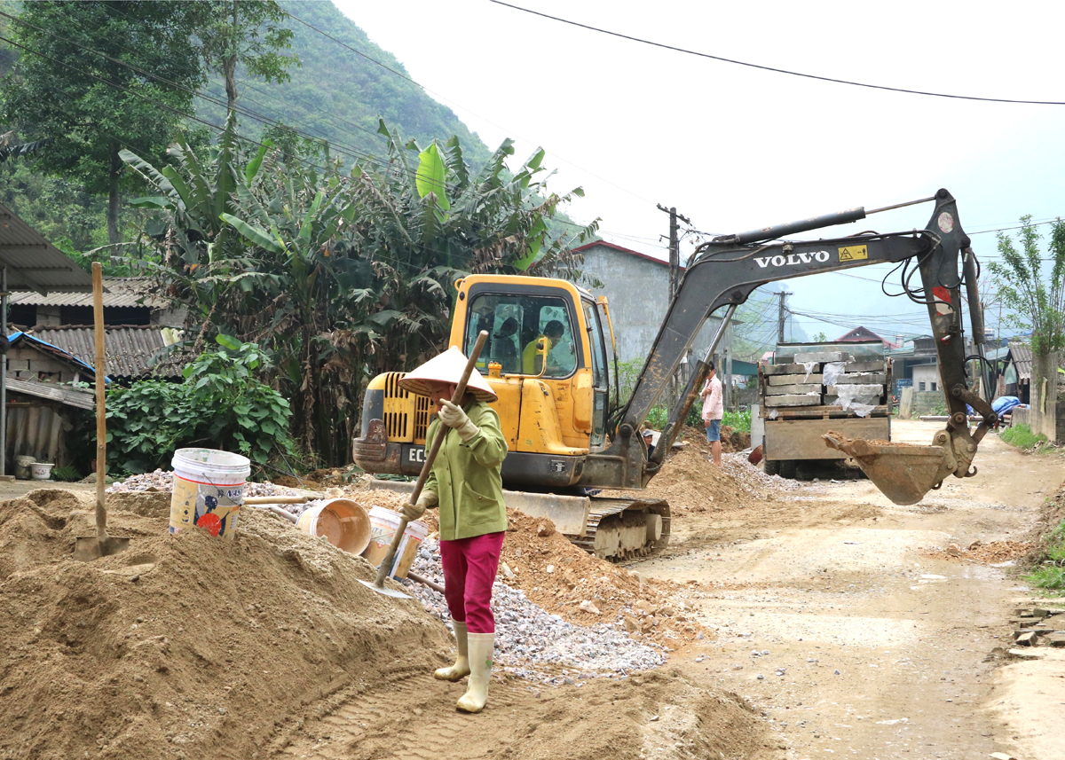 Đoạn đường thôn Bảo An, thị trấn Tam Sơn (Quản Bạ) đi xã Thanh Vân đang được thi công.
