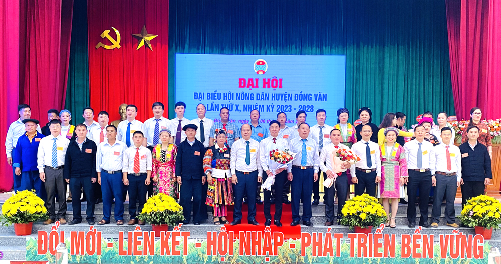 Lãnh đạo Hội Nông dân tỉnh và huyện Đồng Văn tặng hoa chúc mừng BCH Hội Nông dân huyện khóa mới.
