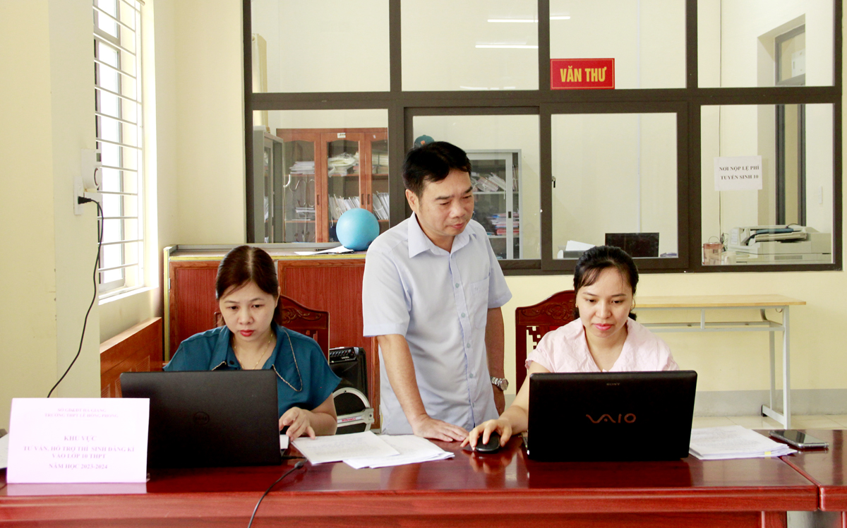 Cán bộ Trường THPT Lê Hồng Phong (thành phố Hà Giang) kiểm tra, rà soát hồ sơ đăng ký dự thi vào lớp 10 của thí sinh.
