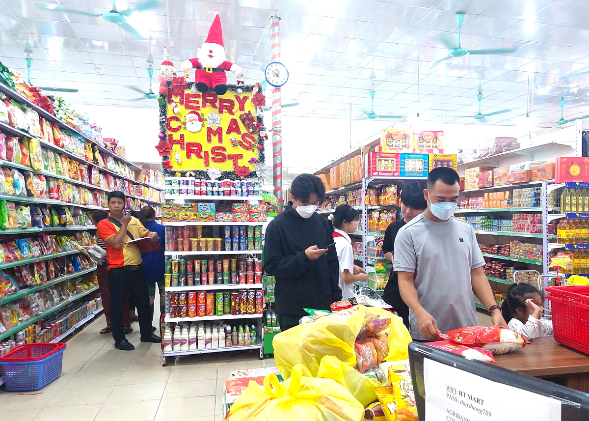 Khách hàng mua sắm tại siêu thị HT, phường Nguyễn Trãi, thành phố Hà Giang.

