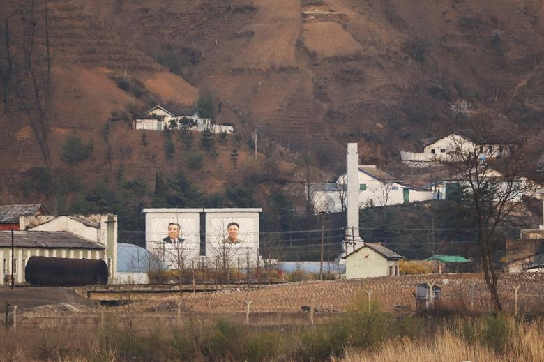 Bức tường ở Sinuiju với chân dung của 2 cố lãnh đạo Triều Tiên Kim Nhật Thành và Kim Jong Il