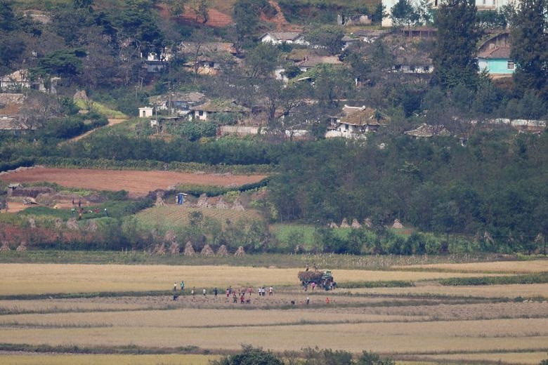 Người dân làng Kaepoong làm việc trên đồng.