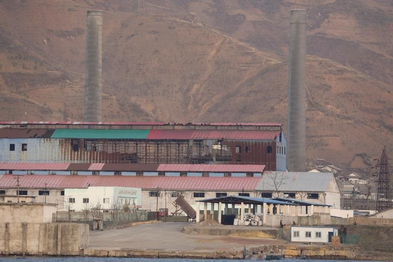 Một nhà máy ở làng Sinuiju.