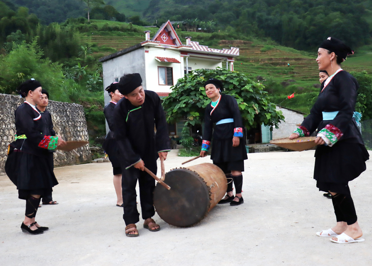 Các nghệ nhân thôn Tát Ngà, xã Tát Ngà gìn giữ điệu múa trống truyền thống của dân tộc Giáy.