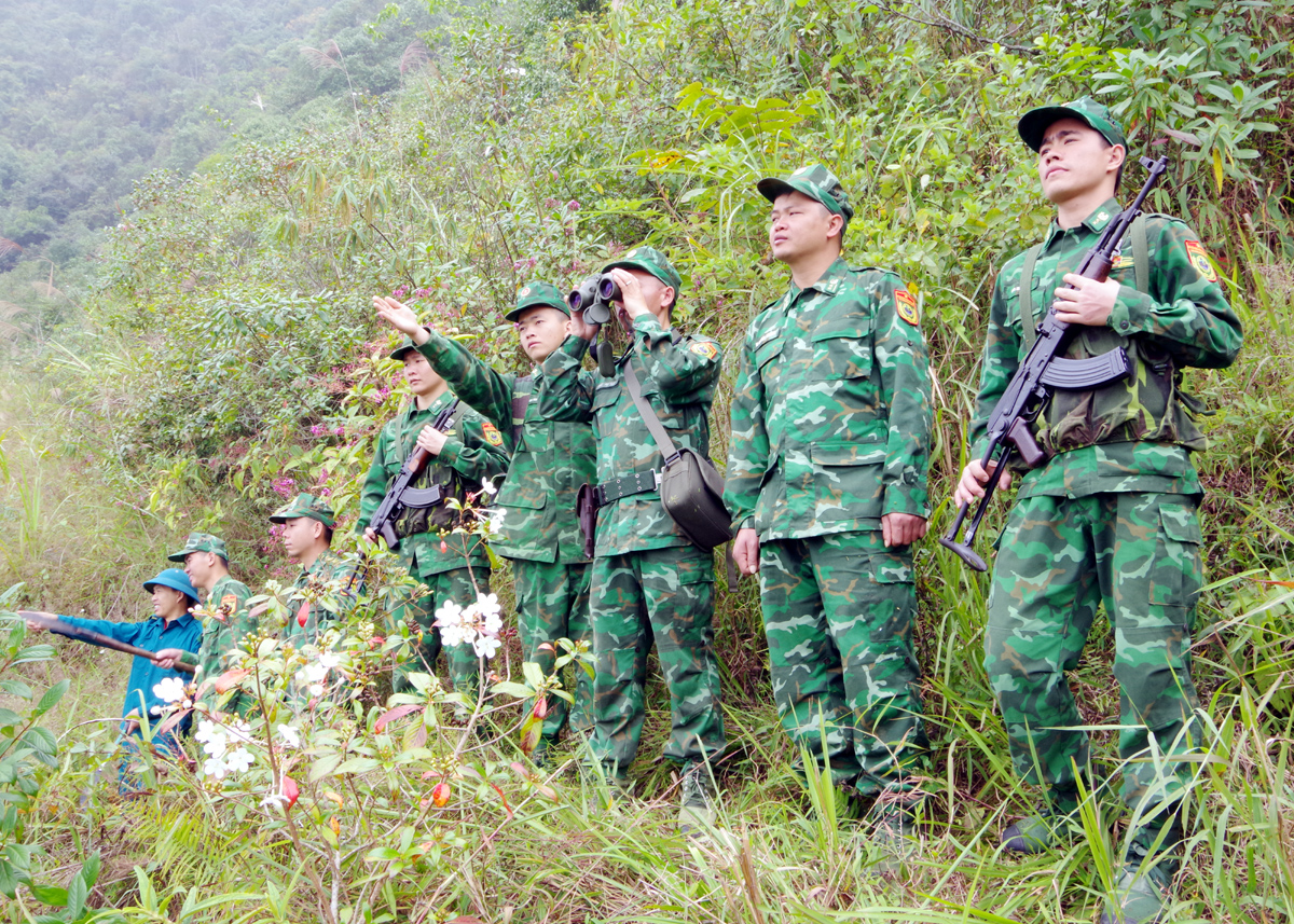 Cán bộ Đồn Biên phòng Nghĩa Thuận (Quản Bạ) tuần tra, kiểm soát đường biên giới.