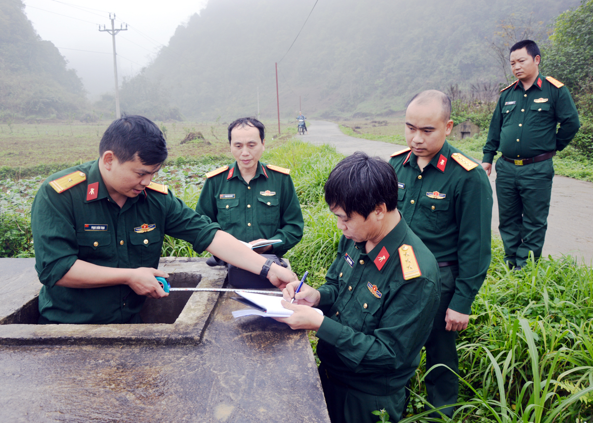 Cán bộ chiến sỹ Bộ CHQS tỉnh giúp người dân tu sửa bể nước sạch tại xã Quyết Tiến (Quản Bạ).