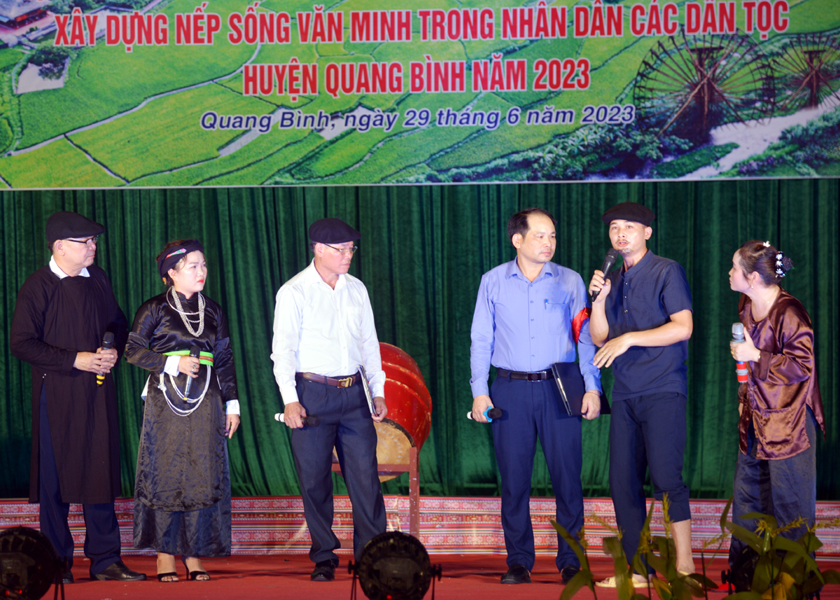 Vở kịch “Chuyện của khu phố văn minh” của thị trấn Yên Bình nhận được sự cổ vũ của đông đảo khán giả.
