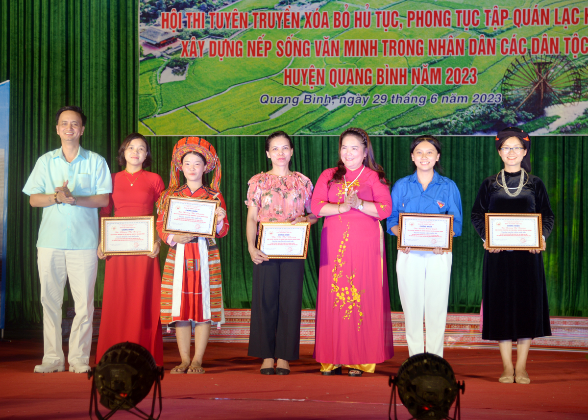 Ban Tổ chức trao giải cho các tuyên truyền viên xuất sắc trong hội thi.