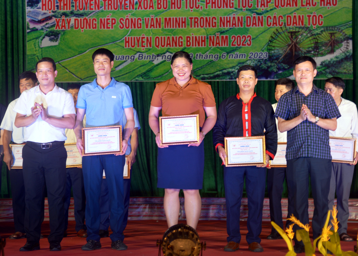 Bí thư Huyện ủy Quang Bình và lãnh đạo Ban Dân vận Tỉnh ủy trao giải Nhất cho tiểu phẩm tuyên truyền xuất sắc của các xã Tân Trịnh, Yên Thành và thị trấn Yên Bình

