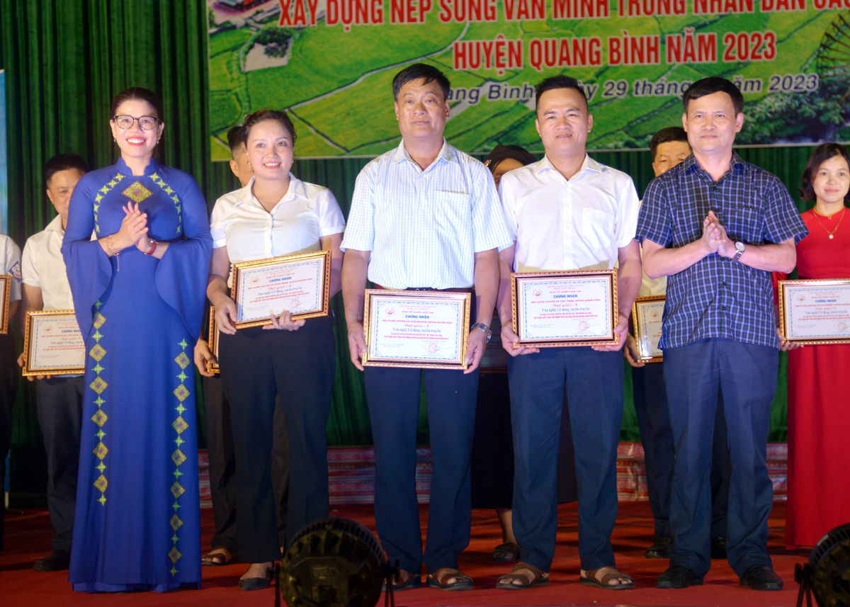 Lãnh đạo Sở Văn hóa Thể thao và Du lịch và huyện Quang Bình trao giải Nhất cho tiết mục văn nghệ cổ động của các xã Tân Trịnh, Tiên Nguyên và Xuân Minh