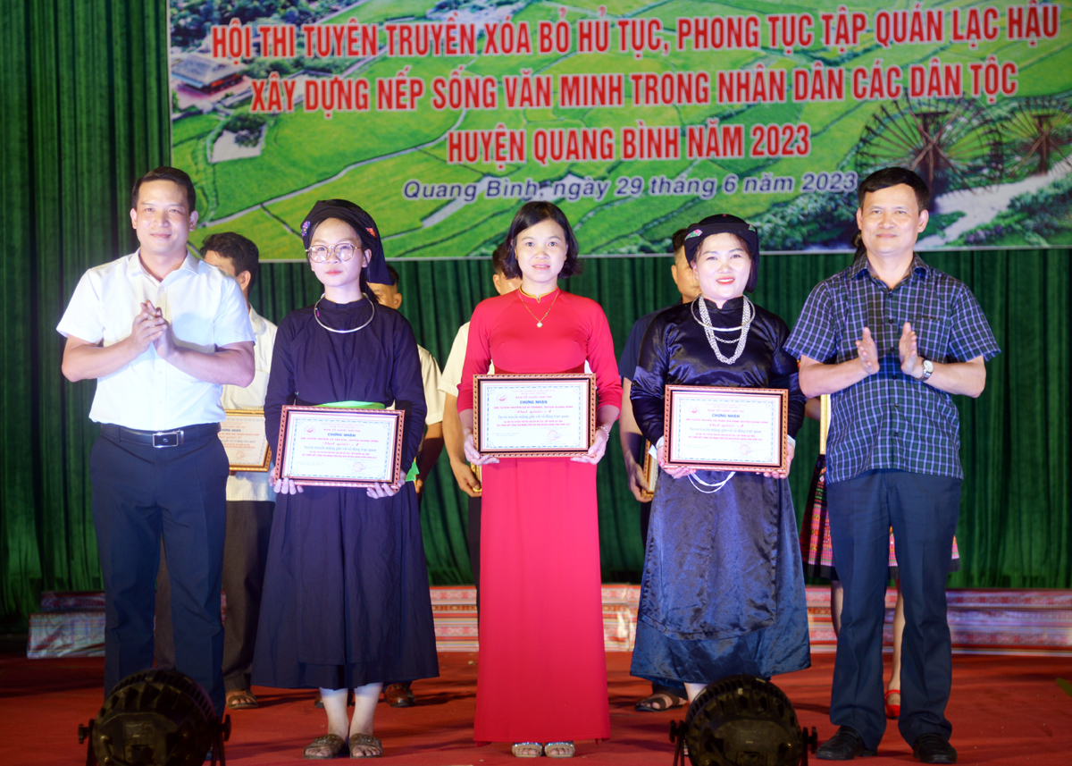 Bí thư Huyện ủy Quang Bình và lãnh đạo Ban Dân vận Tỉnh ủy trao giải Nhất phần thi tuyên truyền miệng gắn với cổ động trực quan cho thị trấn Yên Bình, xã Vĩ Thượng và xã Tân Bắc
