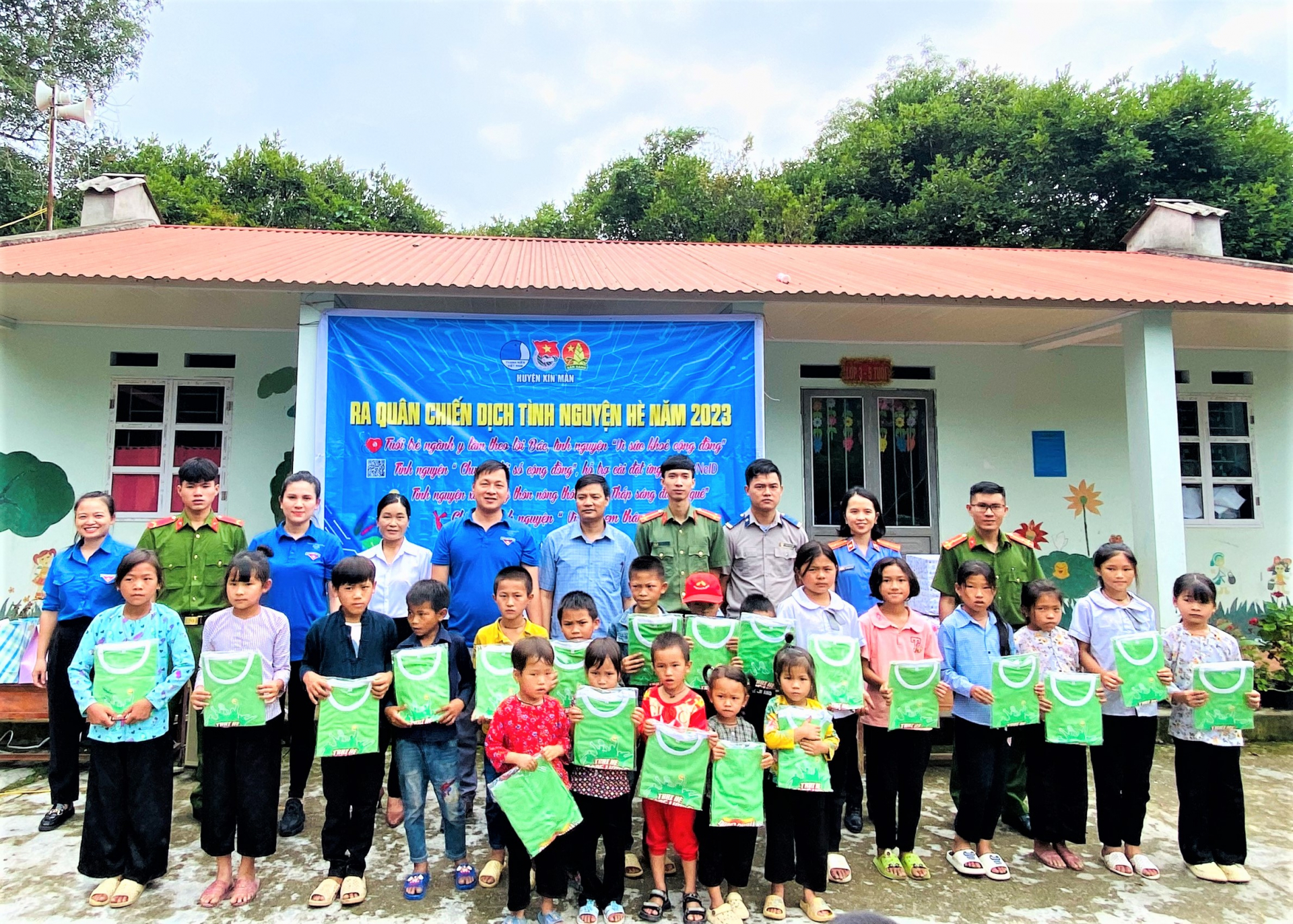 Chương trình đã trao tặng nhiều phần quà cho các em thiếu nhi trên địa bàn xã Bản Díu.