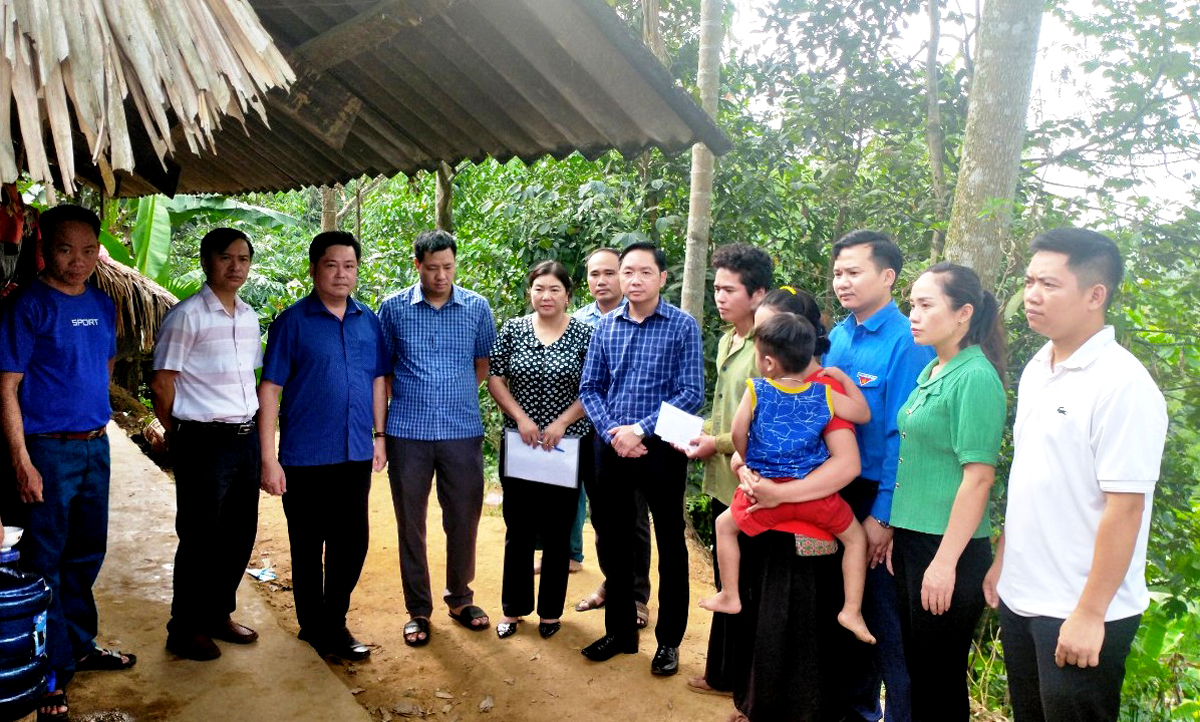 Lãnh đạo huyện Quang Bình kịp thời thăm hỏi, động viên gia đình hai em học sinh bị đuối nước thương tâm. Ảnh: Vương Mai.
