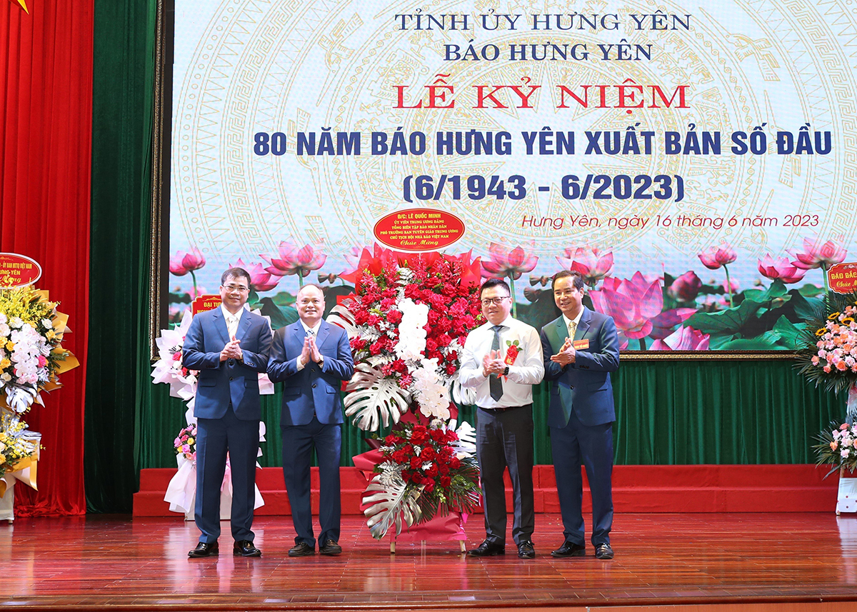 Đồng chí Lê Quốc Minh, Tổng Biên tập Báo Nhân dân tặng hoa chúc mừng Báo Hưng Yên
