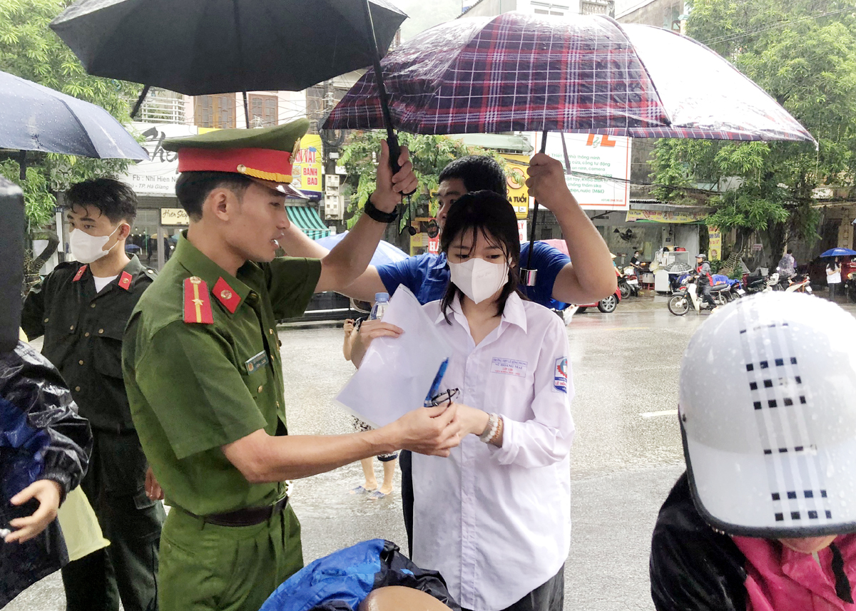 Mưa to khiến việc đi lại của thí sinh gặp nhiều khó khăn, đặc biệt các em ở xa.