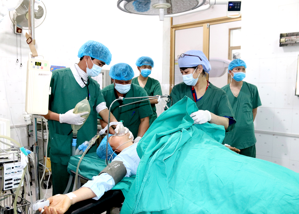 Cán bộ y tế Bệnh viện Đa khoa khu vực Bắc Quang phẫu thuật kết hợp xương cẳng tay cho bệnh nhân.