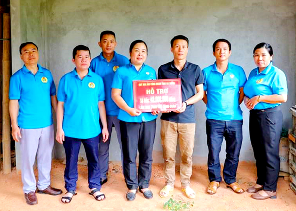 Liên đoàn Lao động huyện Hoàng Su Phì trao tiền hỗ trợ “Mái ấm công đoàn” cho anh Lý Văn Chiến, Trường PTDTBT TH&THCS xã Túng Sán.