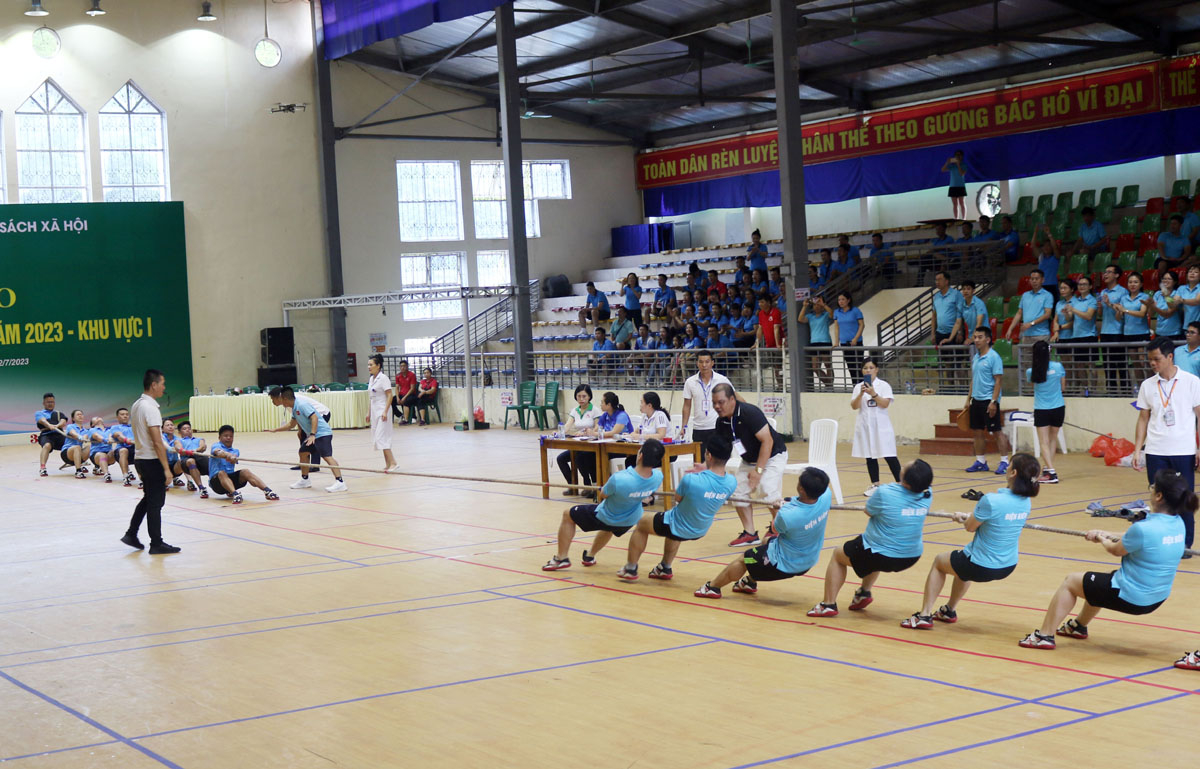 Chung kết nội dung thi đấu kéo co giữa hai đội Sơn La và Điện Biên.
