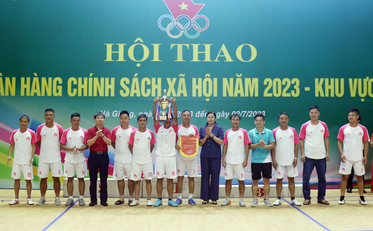 Phó Chủ tịch UBND tỉnh Hà Thị Minh Hạnh cùng BTC trao giải Nhất ở nội dung bóng đá nam cho đội Hà Giang.