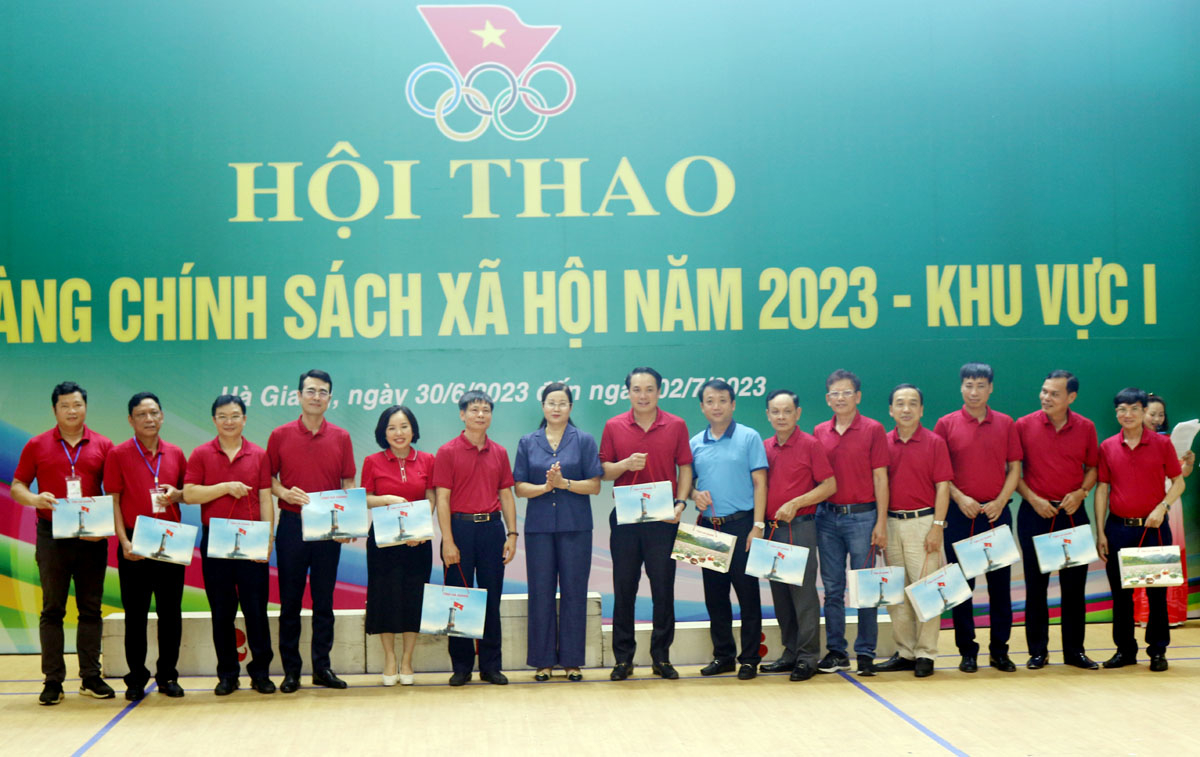 Phó Chủ tịch UBND tỉnh Hà Thị Minh Hạnh tặng quà lưu niệm của UBND tỉnh cho BTC hội thao.