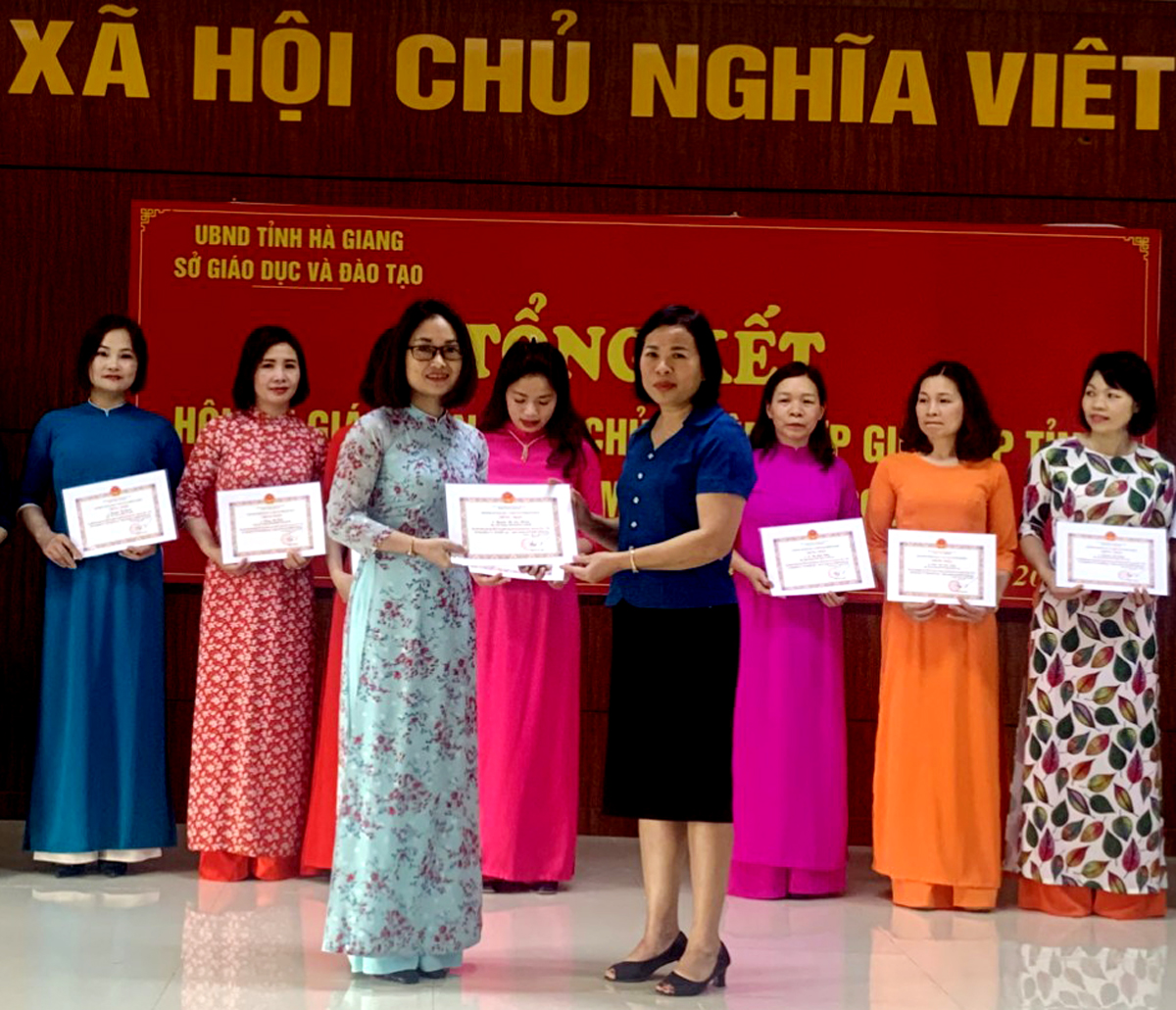 Cô Hương nhận Danh hiệu giáo viên THPT chủ nhiệm lớp giỏi cấp tỉnh, năm học 2022 - 2023