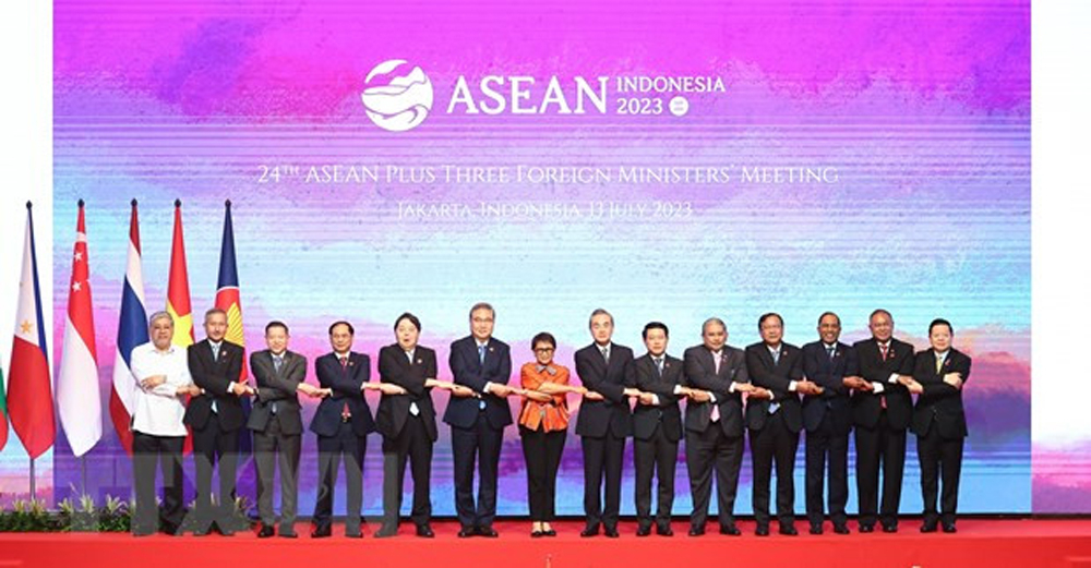 Bộ trưởng Ngoại giao Bùi Thanh Sơn (thứ 4, trái) cùng các Bộ trưởng Ngoại giao đối tác chụp ảnh chung tại Hội nghị ASEAN+3. 