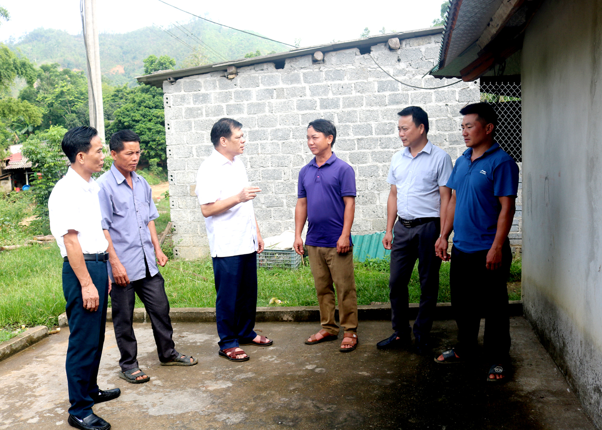 Thường trực Huyện ủy Vị Xuyên kiểm tra việc thực hiện Quy chế dân chủ ở Chi bộ thôn Ngọc Lâm, xã Bạch Ngọc.
