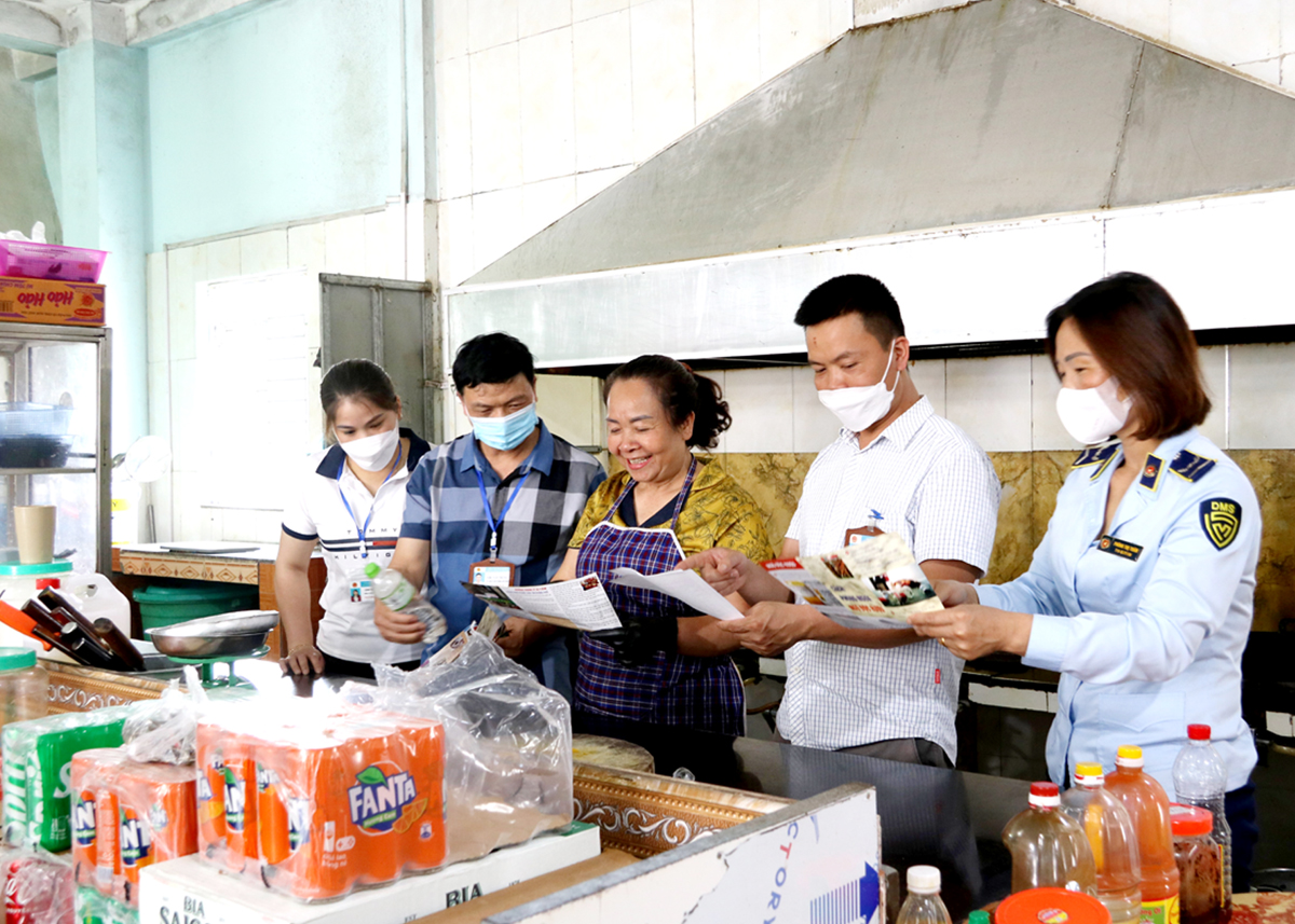 Đoàn kiểm tra liên ngành vệ sinh an toàn thực phẩm huyện kiểm tra nhà hàng Lợi Hợp, tổ 3, thị trấn Tam Sơn.
