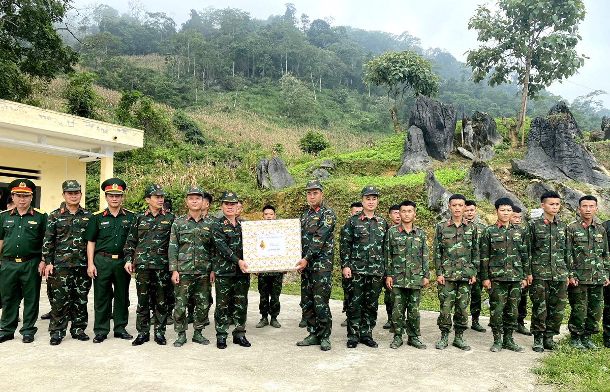 Thiếu tướng Nguyễn Đăng Khải tặng quà các đơn vị làm nhiệm vụ.
