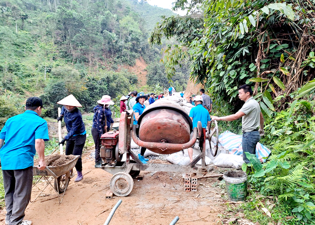 Cán bộ, đảng viên và nhân dân huyện Bắc Quang tham gia lao động tại xã Liên Hiệp. 				Ảnh: LƯƠNG MINH HẰNG (Bắc Quang)