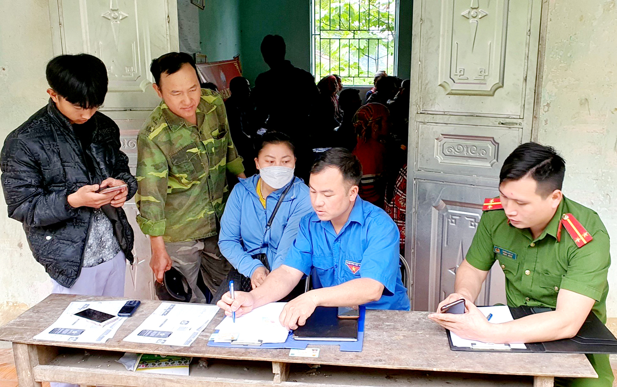 Công an huyện Hoàng Su Phì hướng dẫn người dân kích hoạt tài khoản định danh điện tử gắn với tuyên truyền phòng, chống tội phạm trên không gian mạng cho người dân.