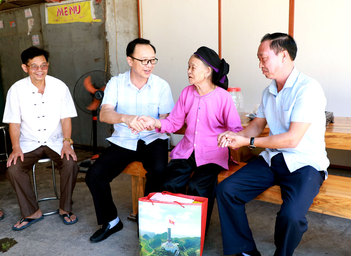 Phó Bí thư Thường trực Tỉnh ủy, Chủ tịch HĐND tỉnh Thào Hồng Sơn tặng quà bà Hoàng Mế Đương là vợ Liệt sỹ, trú tại thị trấn Vinh Quang (Hoàng Su Phì).
