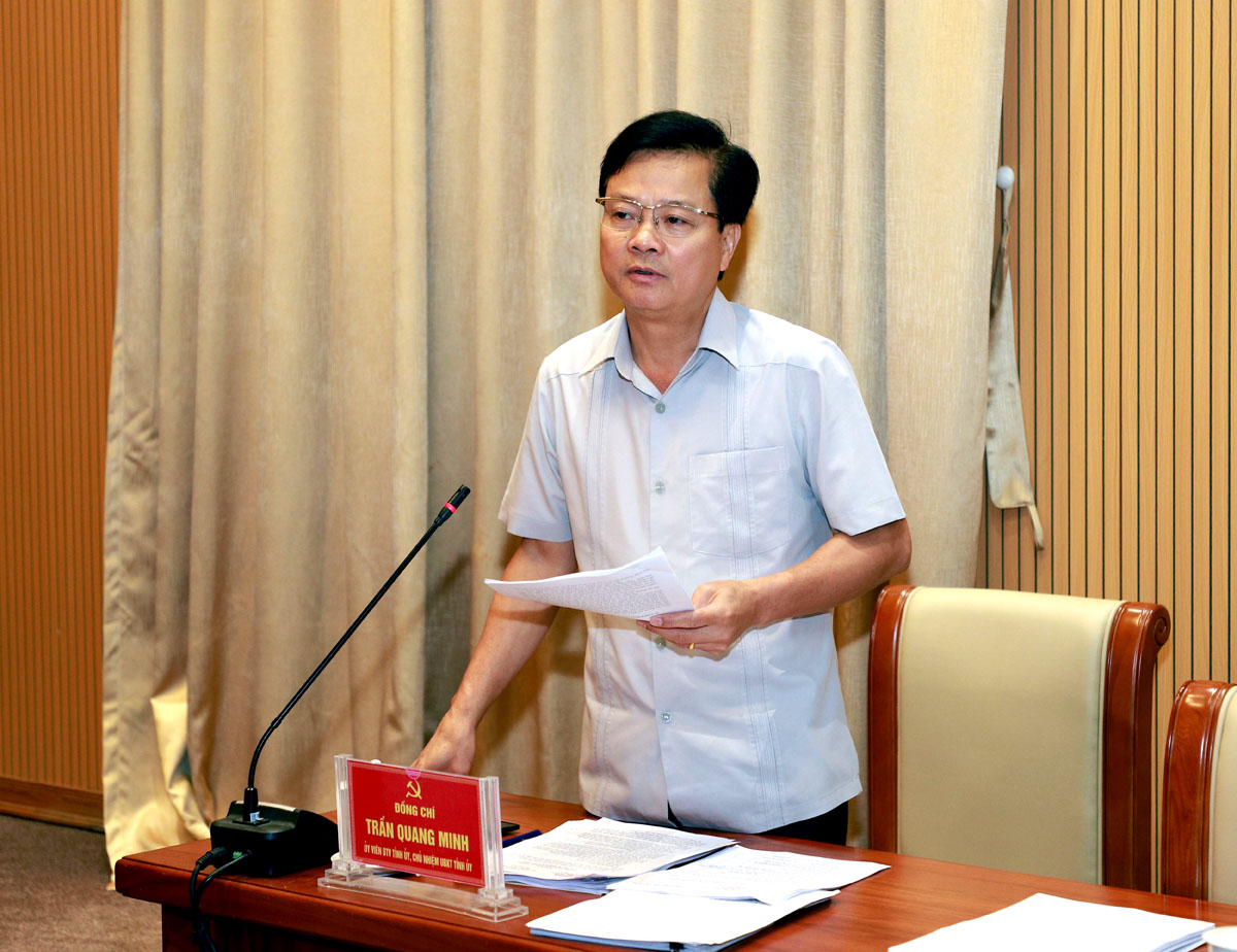 Chủ nhiệm UBKT Tỉnh ủy Trần Quang Minh thảo luận tại buổi làm việc.
