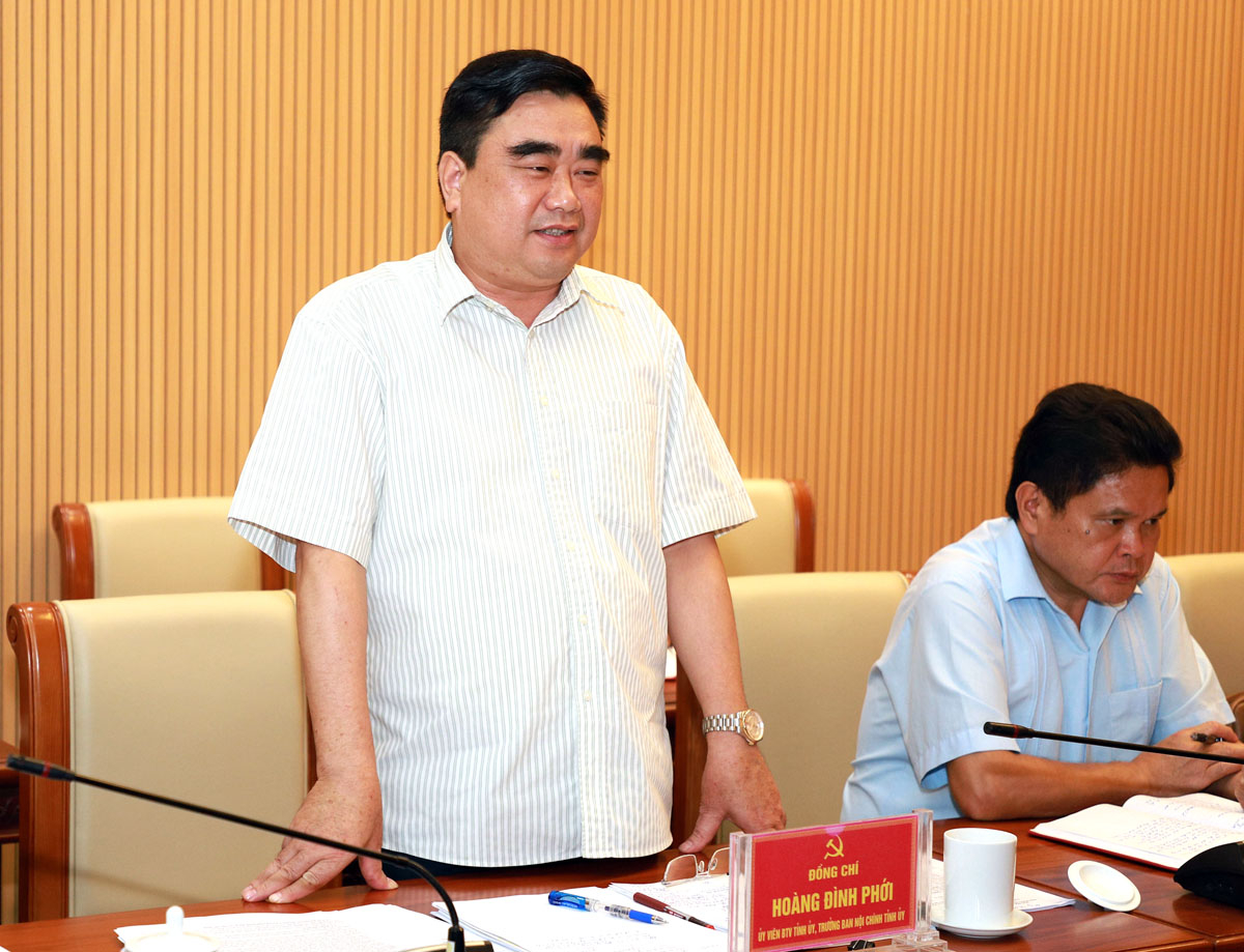 Trưởng ban Nội chính Tỉnh ủy Hoàng Đình Phới thảo luận tại buổi làm việc.
