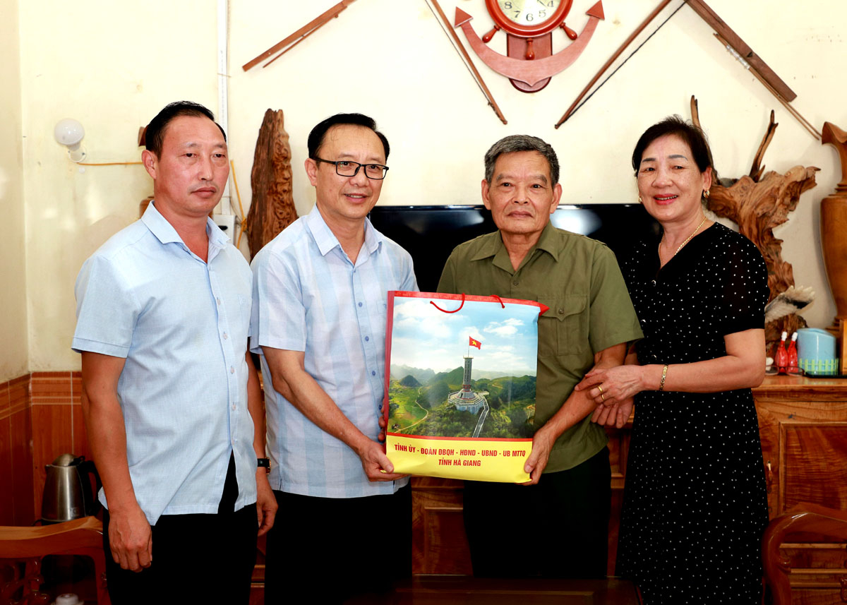 Đồng chí Thào Hồng Sơn thăm, tặng quà Bệnh binh Phạm Văn Thích, trú tại thị trấn Vinh Quang (Hoàng Su Phì).
