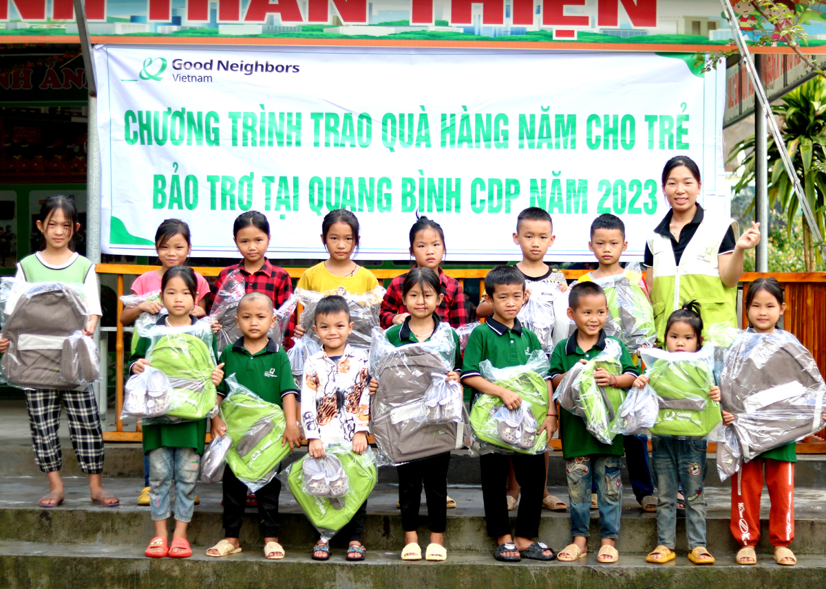 Đại diện Tổ chức GNI trao quà cho các em học sinh xã Bằng Lang
