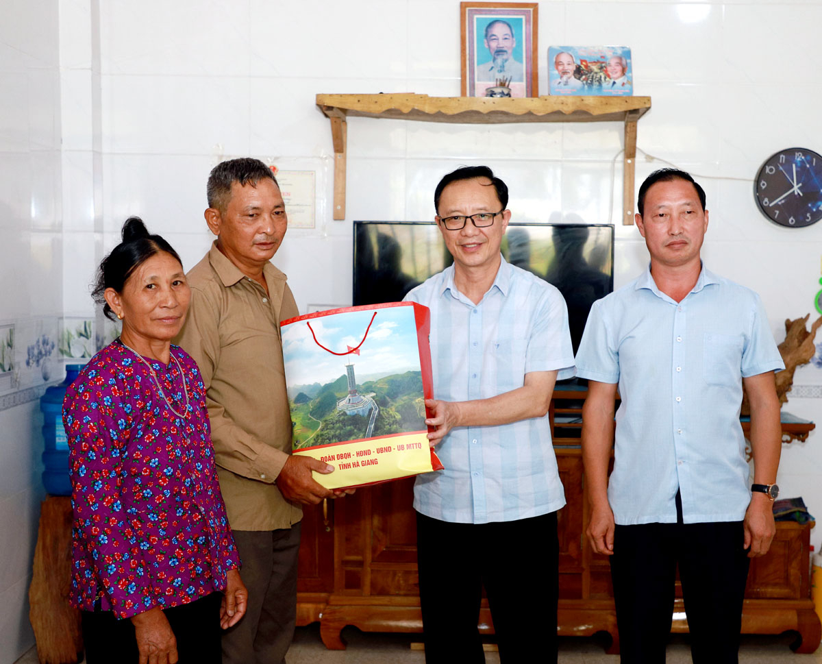 Đồng chí Thào Hồng Sơn thăm, tặng quà Thương binh Hoàng Văn Chương, tại thị trấn Vinh Quang (Hoàng Su Phì).
